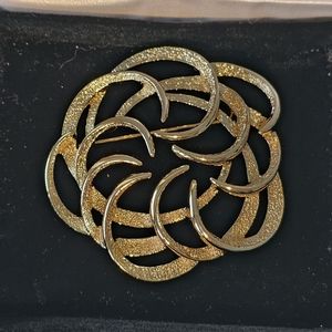 Vintage Signed Sarah Coventry Gold Tone Smooth Textured Open Wreath Brooch